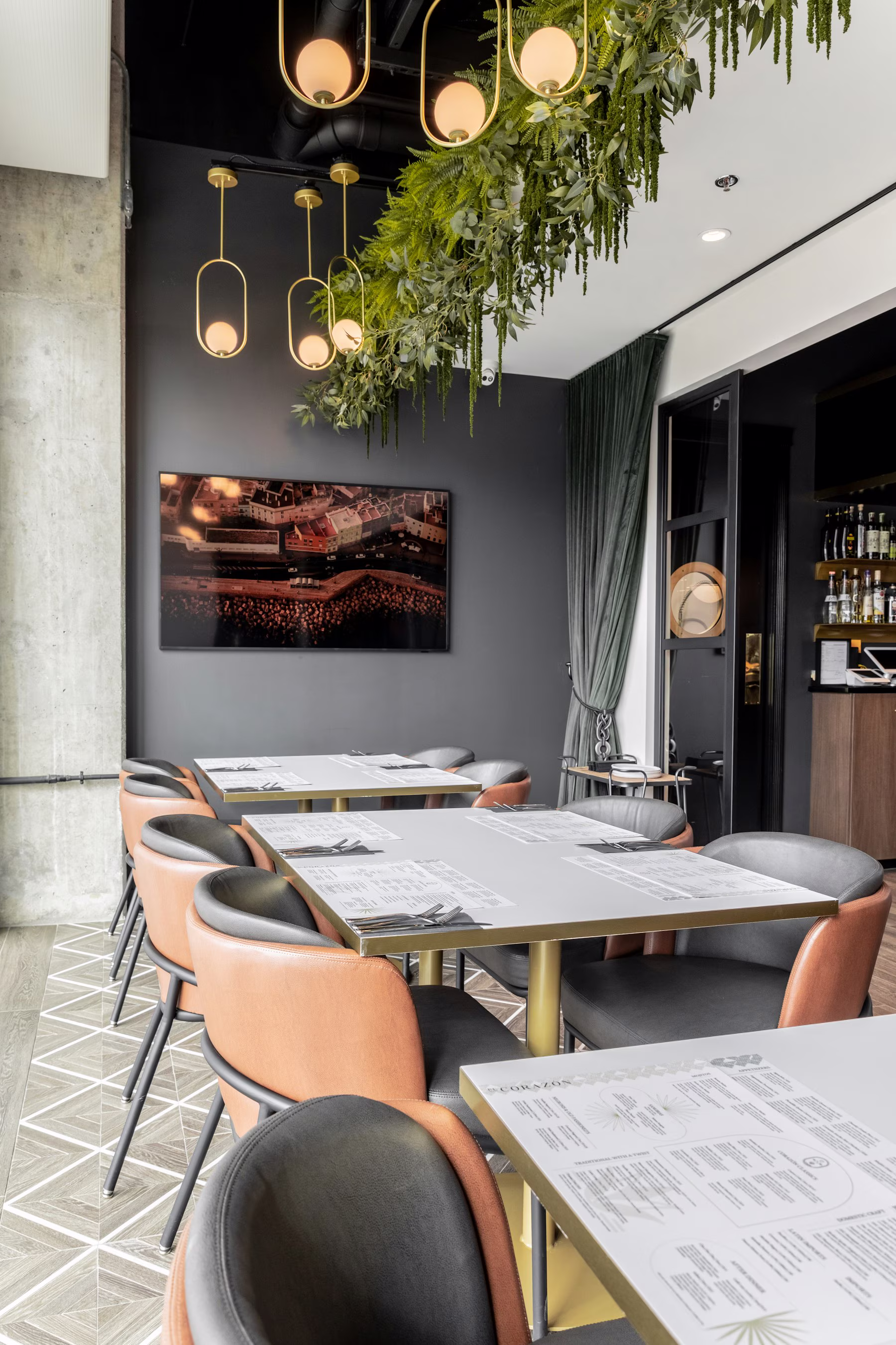 Restauracja w mieście Gdańsk — kameralne wnętrze przygotowane na wieczorną kolację — widok otwierający