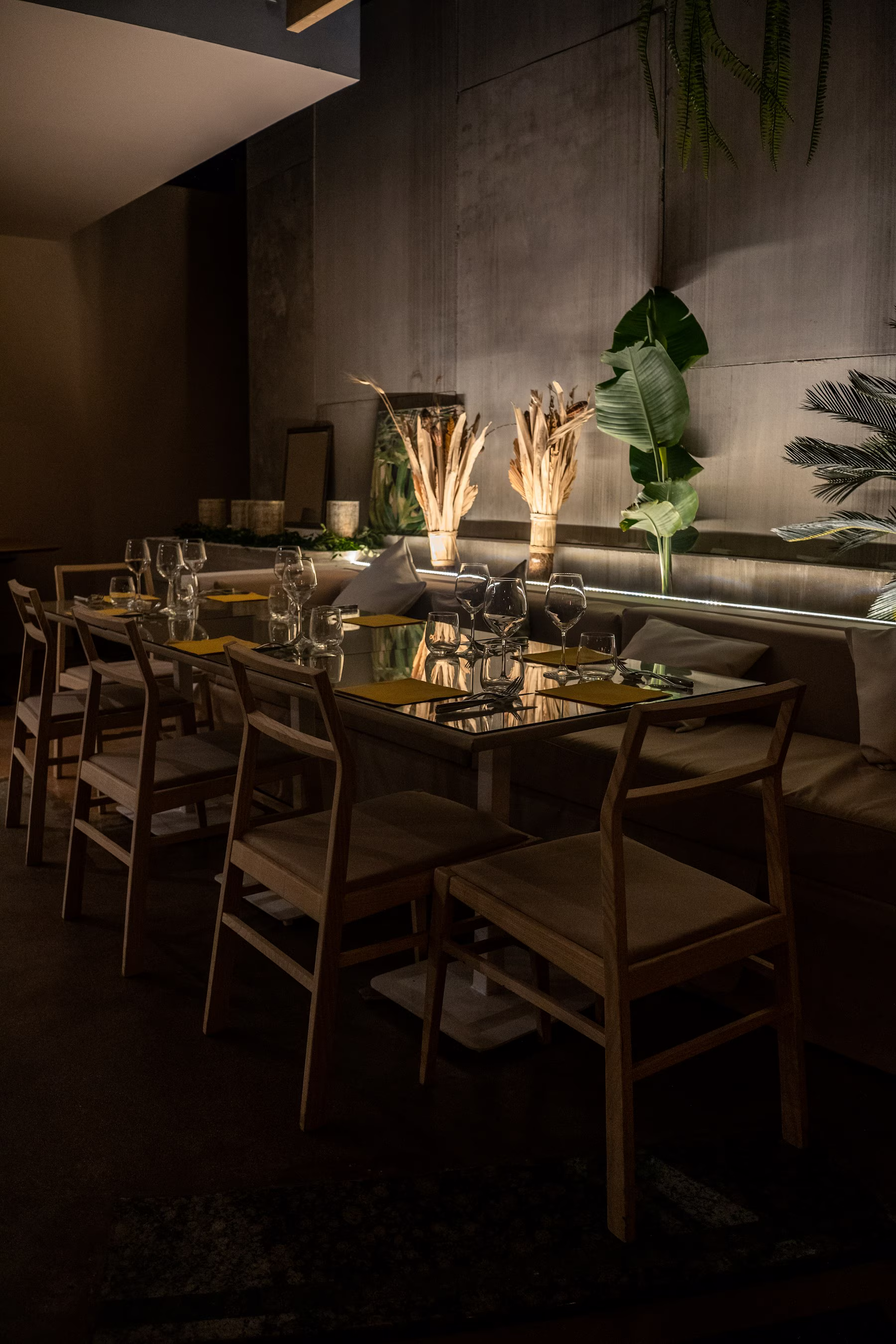 Restauracja w mieście Gdańsk — kameralne wnętrze przygotowane na wieczorną kolację — rytm serwisu